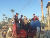 بالصور.. التروسيكل والسيارة الربع نقل وسيلة مواصلات الأطفال لمدارس أسيوط