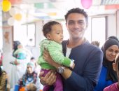 بالصور.. آسر ياسين يزور أطفال مستشفى "أبو الريش".. ويدعو جمهوره لدعمهم