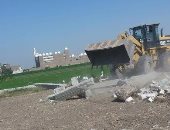 إزالة أعمدة خرسانية وأسوار على مساحة 3 أفدنة بمدينة بأخميم