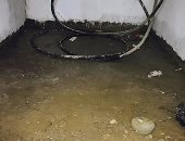 بالصور.. سكان عقار بالهرم يشكون من تسرب مياه ترعة المريوطية للمبنى