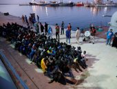 بالصور.. خفر السواحل الليبى يعترض زورقا مكدسا بـ150 مهاجرا فى المتوسط