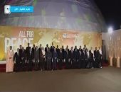 الوفود المشاركة بمنتدى شباب العالم يلتقطون صورة تذكارية مع الرئيس السيسى