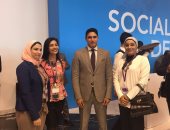 بالصور.. الشباب المشاركون في منتدي شباب العالم يلتقطون الصور مع أحمد أبو هشيمة