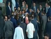 المشاركون بمنتدى شباب العالم يلتقطون صور "سيلفى" مع الرئيس السيسي