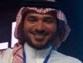 باحث سعودى يكتب على جلبابه كلمة "تسامح" خلال مشاركته بمنتدى شباب العالم