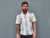 بالصور.. ميسي يستعرض قميص الأرجنتين فى مونديال 2018 