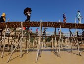 لاجئو الروهينجا يواصلون تحدى الحياة ببناء مخيمات فى بنجلاديش