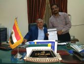 مدير الطرق ببنى سويف يوقع استمارة "علشان تبنيها" 