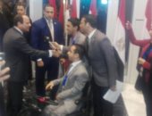 بالصور.. الرئيس يتوقف خلال توجهه لإحدى الجلسات ليصافح شباب من متحدى الإعاقة