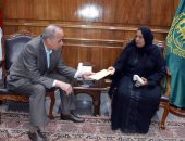 بالصور.. محافظ القليوبية يوفر "كشك" لسيدة معيلة بكفر حمزة