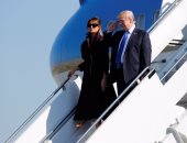 فيديو.. ترامب يدفع ميلانيا بكتفه فى ظل التوتر على خلفية فضيحته الجنسية