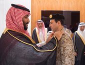 بالصور.. ولى العهد السعودى يقلد قائد القوات البحرية رتبته الجديدة