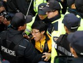 بالصور.. اشتباكات بين شرطة كوريا الجنوبية ومحتجين على زيارة ترامب إلى سول