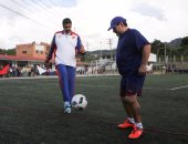 بالصور.. مارادونا يدعم رئيس فنزويلا بمباراة مصغرة 