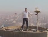 شاهد.. أحمد فلوكس من أعلى برج القاهرة: أهلا بيك فى مصر