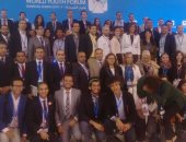 شباب المصريين فى الخارج يلتقطون الصور مع وزيرة الهجرة بمنتدى شباب العالم