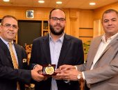 رئيس جامعة المنصورة يكرم مدرس مساعد بكلية الهندسة لتفوقه العلمى