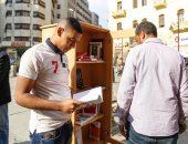 "ضع كتابًا وخذ آخر".. مكتبة مفتوحة في الشارع مجانًا 
