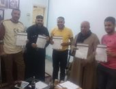 راعى كنيسة أبوفام بالمنيا يوقع على استمارة "علشان تبنيها"