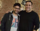 بالصور.. شاهد أكرم حسنى يوقع مع وليد منصور على بطولة فيلم "البدلة"