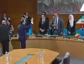 الرئيس السيسى ووزير خارجية فرنسا يصافحان شباب جلسة محاكاة مجلس الأمن