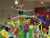 بالفيديو.. حركات بهلوانية وعروض استعراضية فى معرض الشارقة الدولى للكتاب