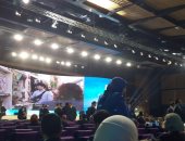 بالصور.. آخر استعدادات القاعة الرئيسية لحفل ختام منتدى شباب العالم