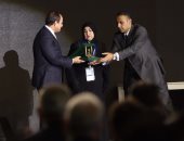 السيسى يكرم والدة شاب توفى أثناء تجهيز المؤتمر.. والحضور يقفون إجلالا