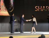 الرئيس السيسى يكرم عدداً من المشاركين فى منتدى شباب العالم