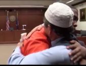 بالفيديو.. أب يحتضن قاتل ابنه بالمحكمة فى أمريكا: هسامحك بروح الدين الإسلامى
