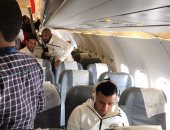 بالصور.. طائرة المنتخب تُقلع من أسوان بعد تزويدها بالبنزين