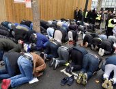 بالصور.. مسلمو فرنسا يؤدون الصلاة فى الشوارع بعد إغلاق السلطات المساجد