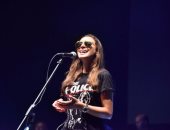 بالصور .. كواليس "بروفة" أنغام قبل حفلها داخل مركز التجارة العالمى بدبى