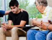 صوتك عامل مشكلة.. تعرف على أسباب نعومة صوت الرجال وطرق علاجها