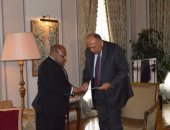 سامح شكرى يلتقى وزير خارجية جزر القمر ويتسلم رسالة من "عثمان" للسيسى