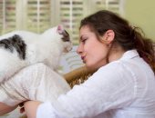 استشارى صحة نفسية: عناق الحيوانات الأليفة يخلصك من التوتر وينشط أجهزة جسمك