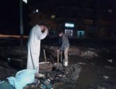 بالصور.. حملة ليلية لنظافة وتطهير خطوط صرف صحى فى فوه بكفر الشيخ 