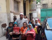 توزيع ملابس شتوية على التلاميذ المسلمين والأقباط بأحد مساجد المنيا