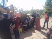 بالصور.. حملة لإزالة المبانى العشوائية بالخارجة.. والمخالفون يعترضون القوات 