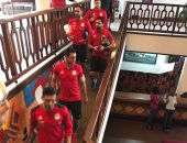 صور.. لاعبو المنتخب يغادرون فندق الإقامة إلى ملعب مباراة غانا