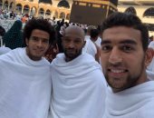 شاهد "سيلفى" ثلاثى المنتخب أمام الكعبة