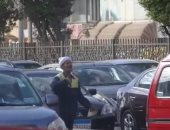 فيديو.. عامل نظافة يؤدى مهام شرطى مرور لتسيير السيارات مطلع كوبرى 15مايو
