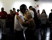 صور..  كبار السن بالبرازيل يشاركون بحفلة رقص فى ساو باولو