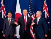 ترامب يكسر العرف السياسى خلال التقاط الصورة التذكارية لقمة آسيان