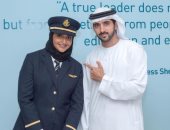 ولى عهد دبى ينشر صورة مع أول طيارة إماراتية من الأسرة الحاكمة