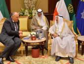 شكرى لأمير الكويت: تعزيز التضامن والتكاتف العربى صمام الأمان لأمن المنطقة