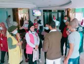 فيديو وصور.. طلاب مدرسة ثانوية ببنها يحلقون شعرهم تضامناً مع مرضى السرطان