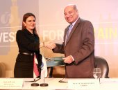 صور.. سحر نصر تفتتح المنتدى الاقليمى للبنك الأوروبى.. وتشهد توقيع 7 اتفاقيات 