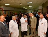 رئيس جامعة المنصورة يتفقد تطوير العيادات الخارجية بمركز طب وجراحة العيون  