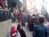 العاملون بمستشفى التأمين الصحى بالمنيا يطالبوم المحافظ بحل أزمة المرتبات